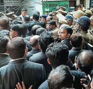 लखनऊ कोर्ट में बम हमले से हड़कंप, कई वकील घायल, प्रियंका बोलीं- योगी राज में कोर्ट में भी कोई सुरक्षित नहीं