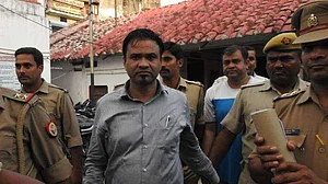 CAA के खिलाफ भड़काऊ बयान के आरोप में गिरफ्तार डॉ कफील खान पर योगी सरकार ने लगाया रासुका, जेल से रिहाई मुश्किल