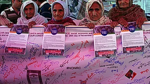 जब चलीं शाहीन बाग में गोलियां तब संविधान की प्रस्तावना के साथ सांसदों के लिए संदेश लिख रही थीं महिलाएं