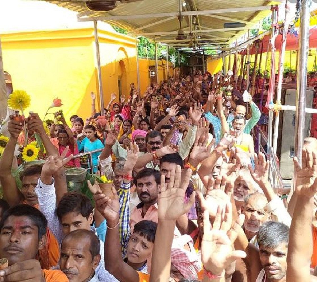 महाशिवरात्रि: मंदिरों में उमड़ी भक्तों की भीड़, पीएम मोदी, राहुल गांधी समेत कई लोगों ने देशवासियों को दी बधाई