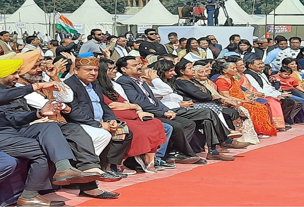 दिल्ली के सीएम बने अरविंद केजरीवाल, ऐतिहासिक रामलीला मैदान में तीसरी बार ली शपथ, 6 विधायक बने मंत्री