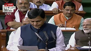 NRC पर सड़क से लेकर संसद तक संग्राम, सरकार ने लिखित में कहा- पूरे देश में लागू करने पर फिलहाल कोई फैसला नहीं