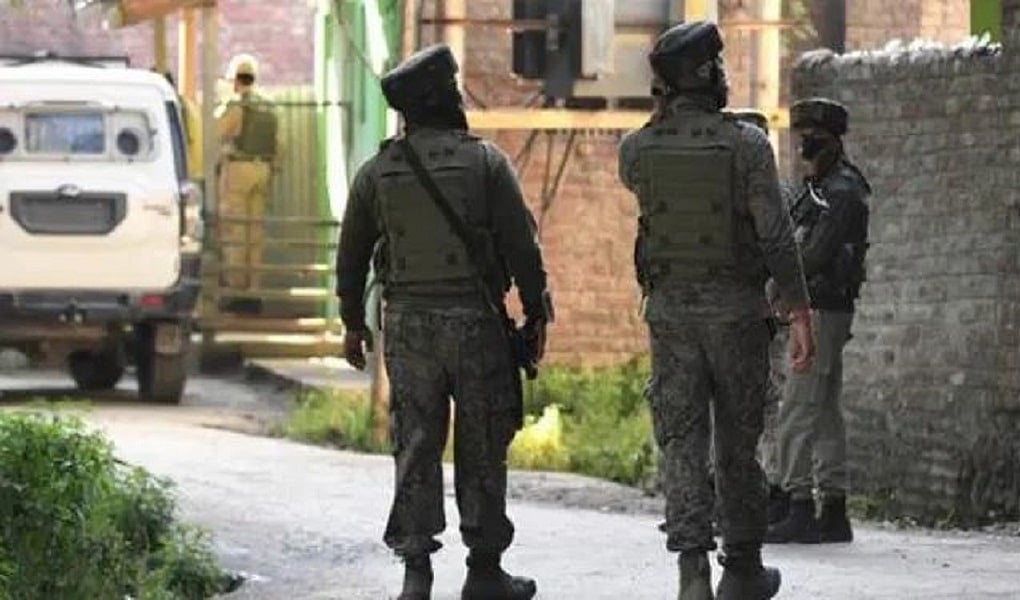 जम्मू-कश्मीर: अनंतनाग में सुरक्षा बलों से मुठभेड़ में लश्कर के दो आतंकी ढेर, हथियार और गोला-बारूद बरामद