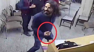 जामिया छात्रों को फंसाने की दिल्ली पुलिस की कोशिश नाकाम, छात्र के हाथ में पर्स था पत्थर नहीं, ऑल्ट न्यूज़ का खुलासा