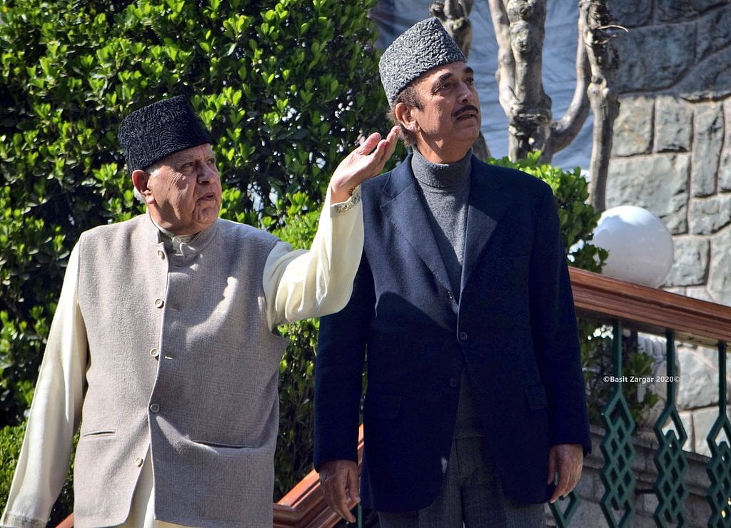 नजरबंदी से रिहा फारूक अब्दुल्ला से मिलने श्रीनगर पहुंचे आजाद, सरकार से की राज्य में लोकतंत्र बहाली की मांग