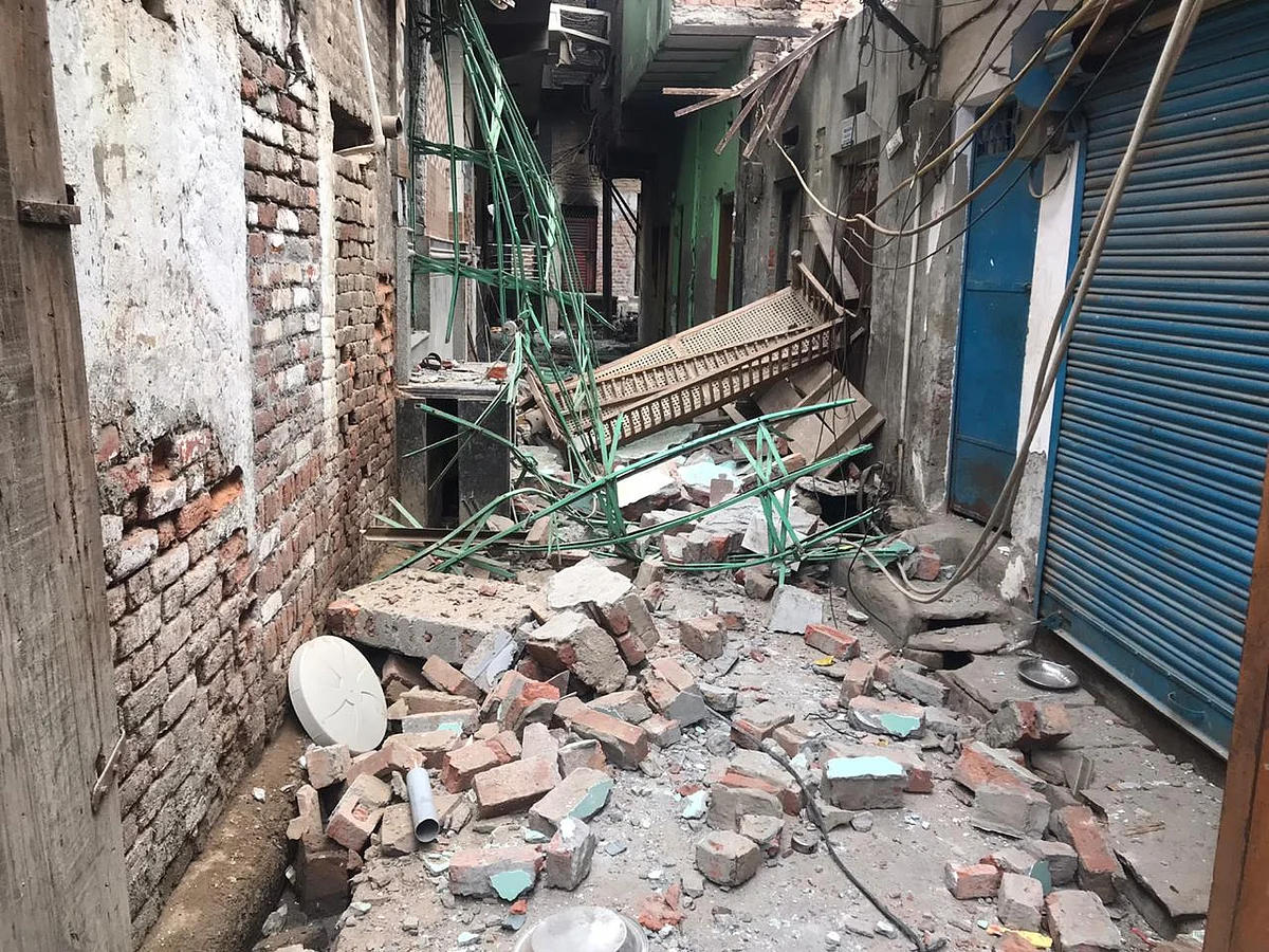 दिल्ली दंगा: हिंसक भीड़ ने बोला धावा तो जान बचाकर भागे लोग, सिर्फ राख और तबाही के निशान बचे हैं शिव विहार में