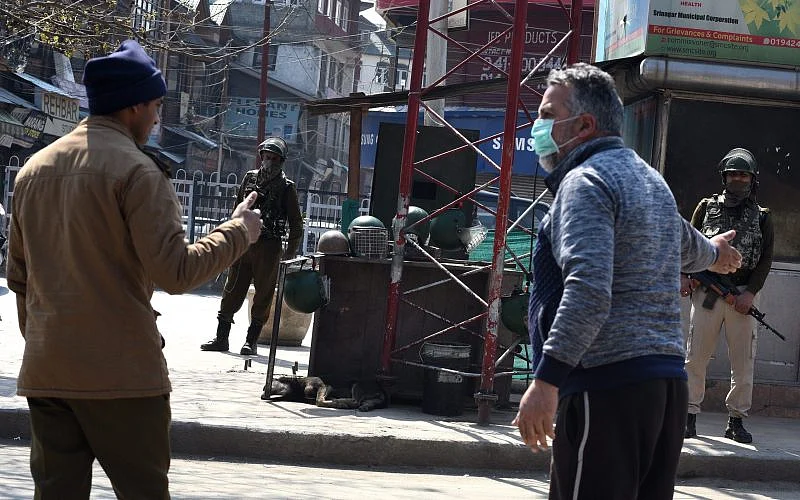 कोरोना के पहले मरीज का पता लगते ही श्रीनगर में घबराहट में खरीदारी, पेट्रोल पंपों पर लगीं लाइनें