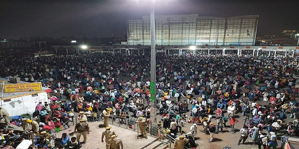 शासन, सरकार, शहर और काम देने वाली व्यवस्था पर नहीं रहा भरोसा, इसलिए मजदूर भाग रहे हैं अपने गांव-घर