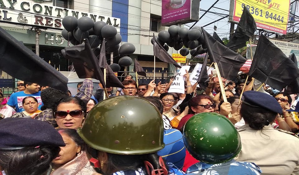 कोलकाता में ‘अमित शाह गो बैक’ के लगे नारे, गृह मंत्री शाह का जोरदार विरोध, काले झंडे लेकर सड़क पर उतरे लोग