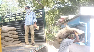 देश में ‘कोरोना संकट’ के बीच नई आफत! देश की प्रमुख अनाज मंडियों में कामकाज ठप, लोगों की बढ़ सकती हैं मुश्किलें