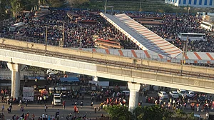 दिल्ली के आनंद विहार पर बेहद चिंताजनक हालात, घर जाने वाले हजारों मजदूरों का हुजूम, चौतरफा अव्यवस्था