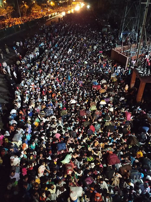 दिल्ली के आनंद विहार पर बेहद चिंताजनक हालात, घर जाने वाले हजारों मजदूरों का हुजूम, चौतरफा अव्यवस्था