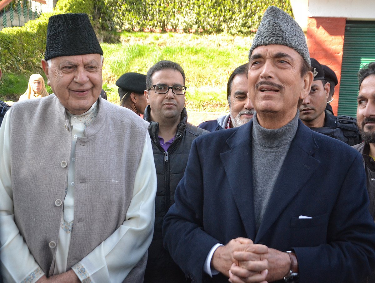 नजरबंदी से रिहा फारूक अब्दुल्ला से मिलने श्रीनगर पहुंचे आजाद, सरकार से की राज्य में लोकतंत्र बहाली की मांग