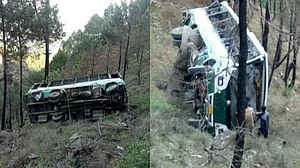 होली पर देश में दो हादसों से पसरा मातम, एक जगह खाई में गिरी बस, दूसरी जगह घर पर गिरा चट्टान, 9 की मौत, 34 घायल