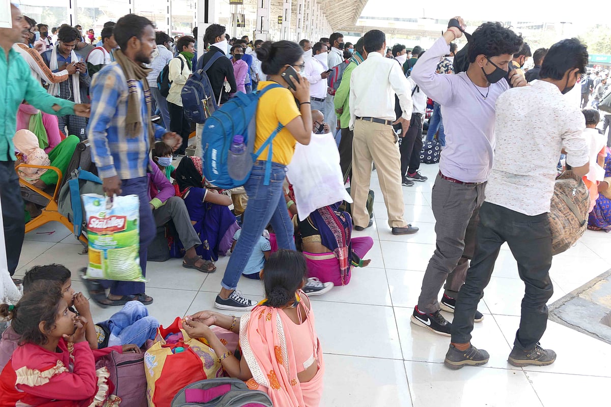खरी-खरी: लॉकडाउन के चौथे ही दिन कोरोना पर भारी पड़ने लगी  भूख, इसीलिए सड़क पर निकल पड़ा है मजदूर