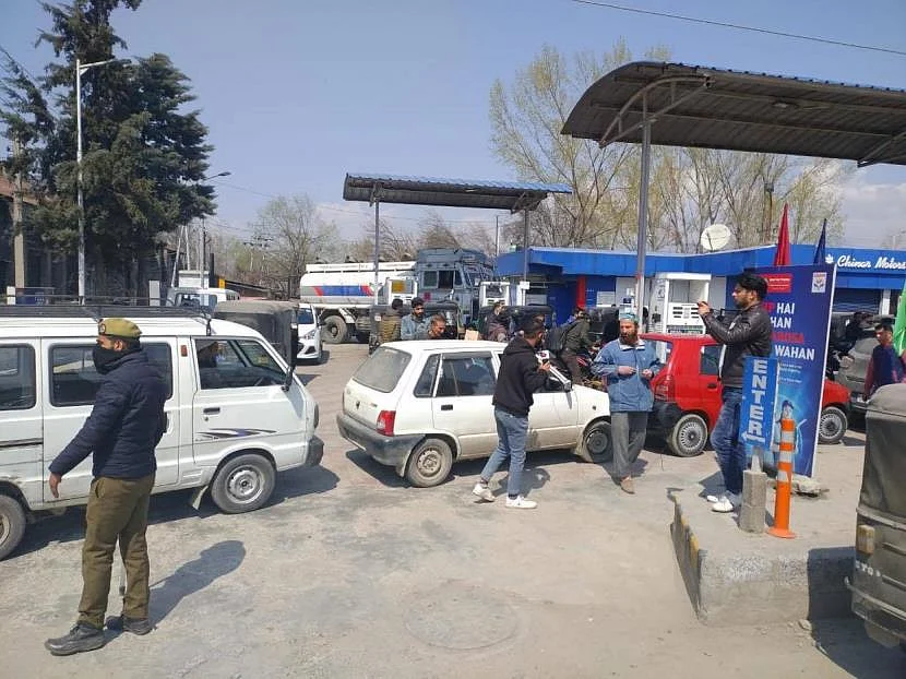 कोरोना के पहले मरीज का पता लगते ही श्रीनगर में घबराहट में खरीदारी, पेट्रोल पंपों पर लगीं लाइनें