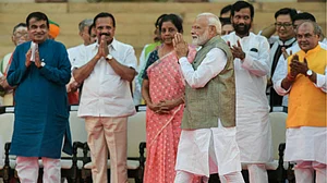 कोरोना से लड़ने के लिए तमाम देश दे रहे राहत पैकेज, अपने यहां बढ़ाया जा रहा टैक्स