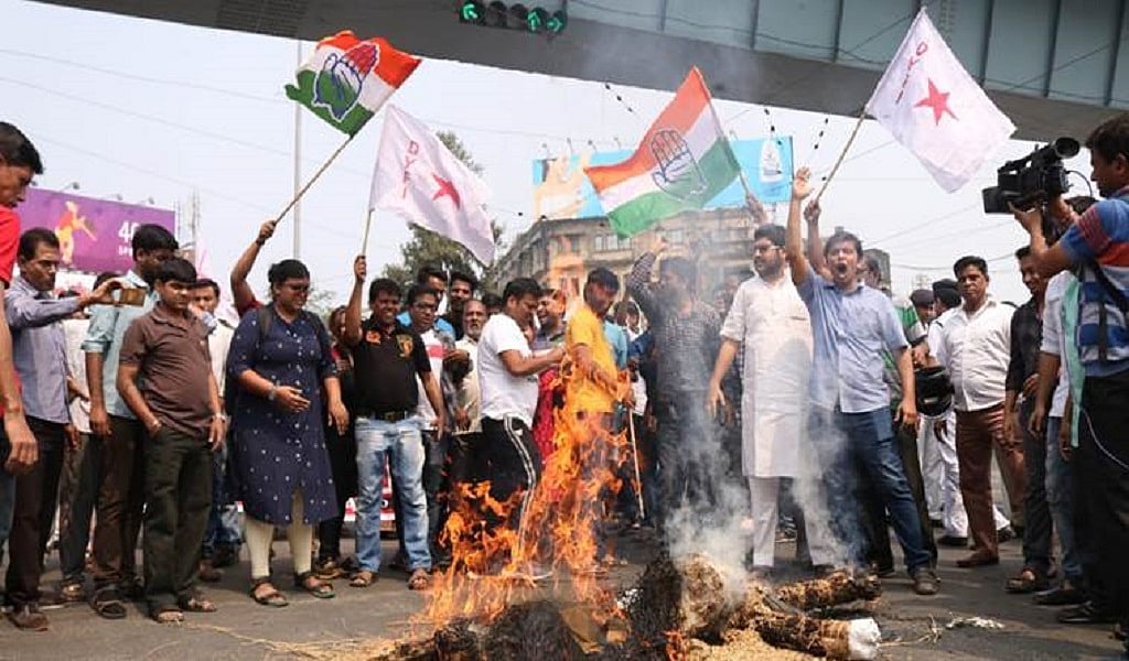 कोलकाता में ‘अमित शाह गो बैक’ के लगे नारे, गृह मंत्री शाह का जोरदार विरोध, काले झंडे लेकर सड़क पर उतरे लोग