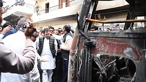 दिल्ली के हिंसाग्रस्त इलाकों का राहुल गांधी ने किया दौरा, बोले- नफरत और हिंसा से जलाया जा रहा देश का भविष्य