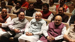 क्या शाह ने मोदी से कुछ ऐसा छिपाया है कि रिश्तों में आ गई खटास, आखिर सीन से गायब क्यों हैं गृहमंत्री !