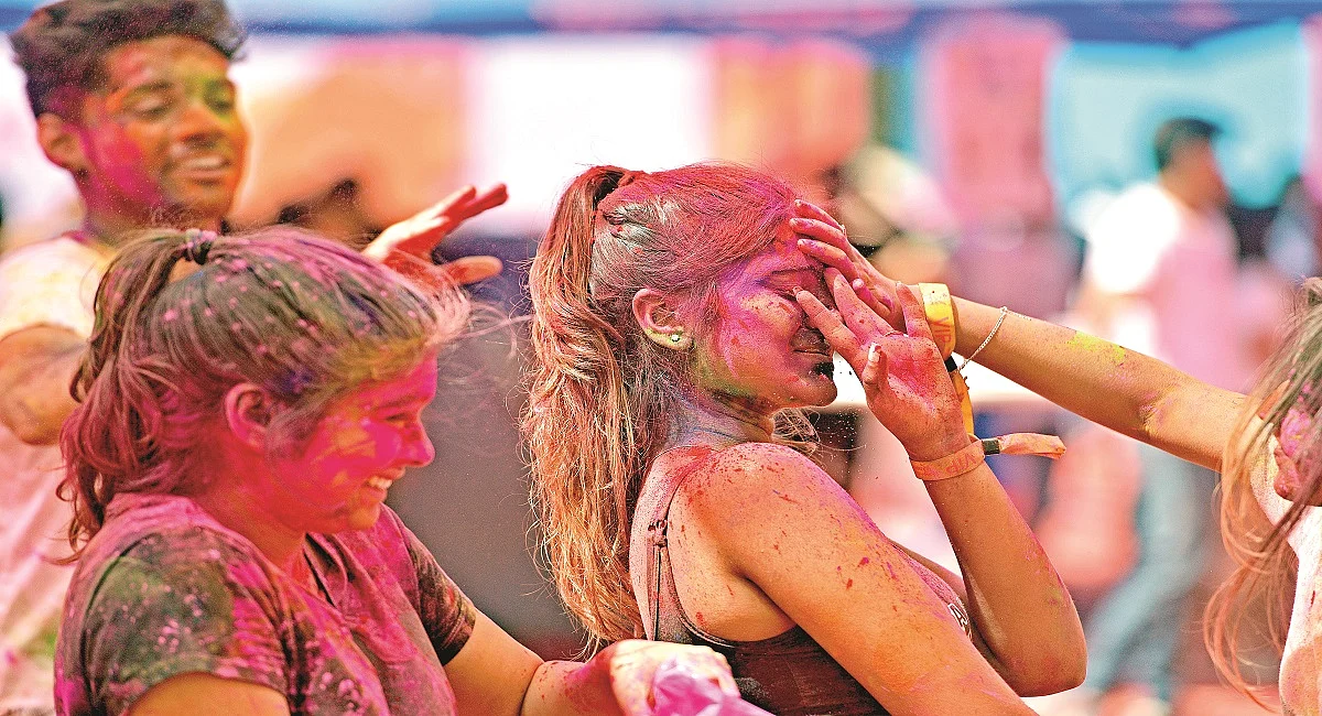 होली  व्यंग्यः लाल, पीला, हरा, नीला जैसा भी मुंह हो, रंगों से हो..