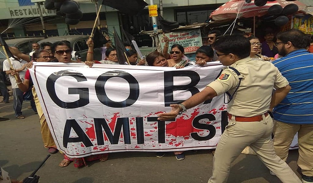 कोलकाता में ‘अमित शाह गो बैक’ के लगे नारे, गृह मंत्री शाह का जोरदार विरोध, काले झंडे लेकर सड़क पर उतरे लोग