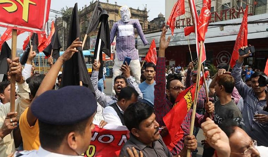 कोलकाता में ‘अमित शाह गो बैक’ के लगे नारे, गृह मंत्री शाह का जोरदार विरोध, काले झंडे लेकर सड़क पर उतरे लोग