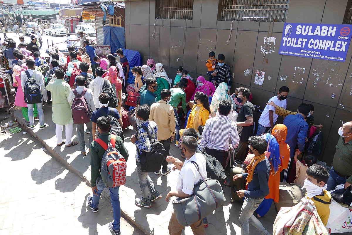 दिल्ली के आनंद विहार पर बेहद चिंताजनक हालात, घर जाने वाले हजारों मजदूरों का हुजूम, चौतरफा अव्यवस्था