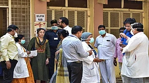 कोरोना वायरस देश में लगातार पसार रहा है पांव, केरल में 6 और कर्नाटक में 4 नए मामले आए सामने, लोगों में दहशत