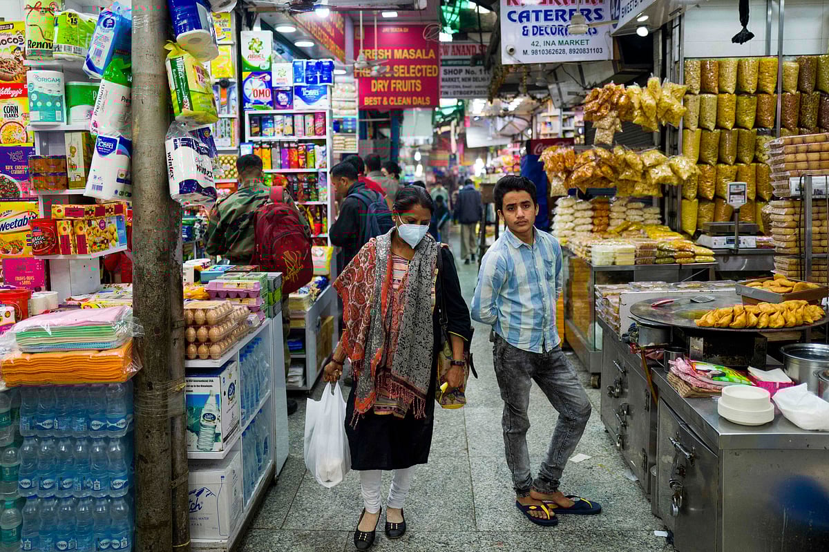 बाहरी दिल्ली में  लॉकडाउन की धज्जियां, सैलून, पंक्चर से लेकर पान-सिगरेट तक की दुकानें खुलीं