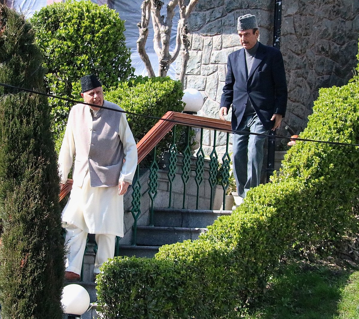 नजरबंदी से रिहा फारूक अब्दुल्ला से मिलने श्रीनगर पहुंचे आजाद, सरकार से की राज्य में लोकतंत्र बहाली की मांग