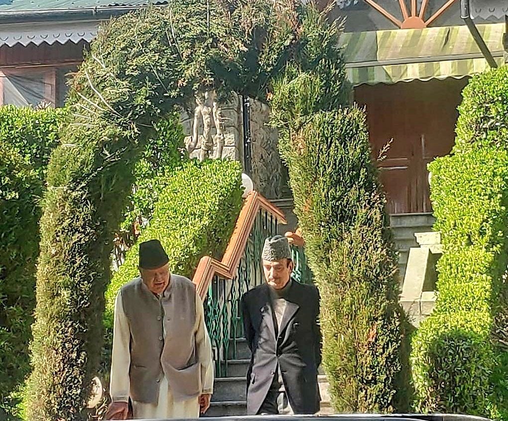 नजरबंदी से रिहा फारूक अब्दुल्ला से मिलने श्रीनगर पहुंचे आजाद, सरकार से की राज्य में लोकतंत्र बहाली की मांग