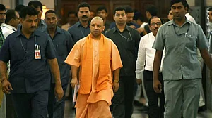 लॉकडाउन के बाद से यूपी आए 1 लाख प्रवासी श्रमिक, सीएम योगी ने सबको क्वारंटाइन का दिया आदेश