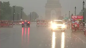 दिल्ली-एनसीआर में जोरदार बारिश के साथ पड़े ओले, सड़कों पर भरा पानी, इन इलाकों में ट्रैफिक जाम