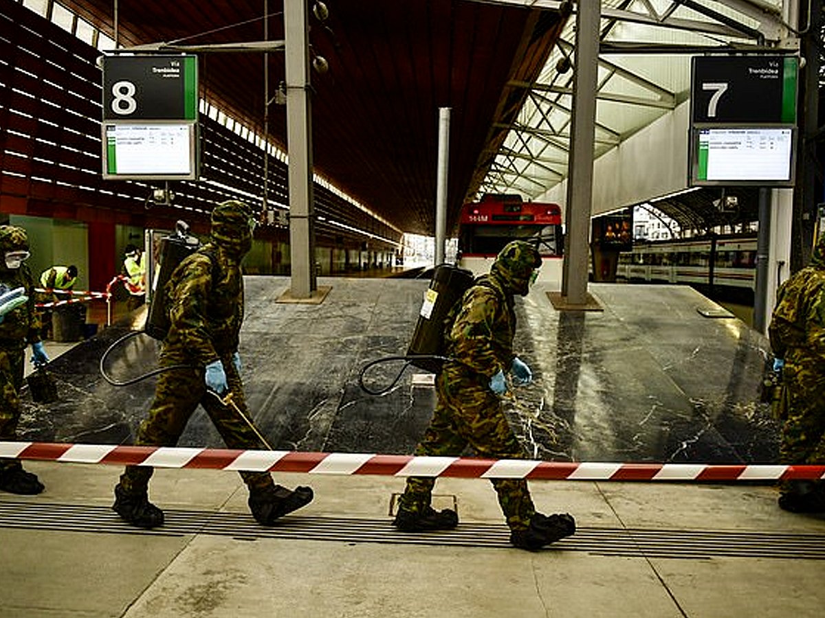 कोरोना का कोहराम: घरों में सड़ रही बुजुर्गों की लाशें, मरने के लिए छोड़ दिए गए कई लोग, सड़कों पर उतरी सेना