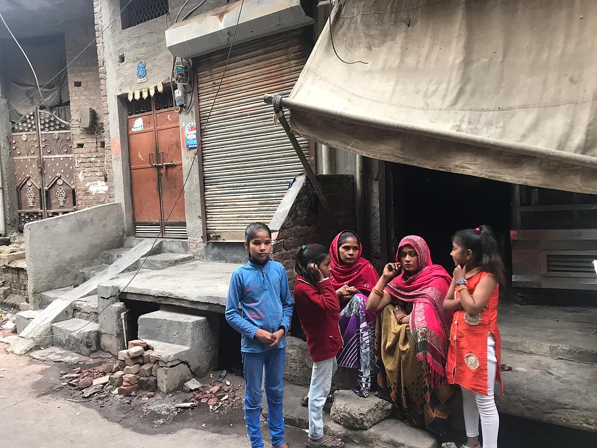 शिव विहार के इलाके में हिंदू परिवार अभी भी मौजूद हैं, जबकि ज्यादातर मुस्लिम परिवार चले गए हैं