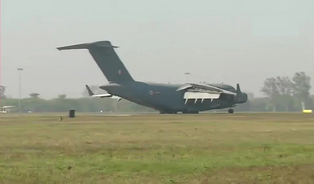 कोरोना वायरस से मचे कोहराम के बीच ईरान में फंसे 58 भारतीयों को लाया गया भारत, हिंडन एयरबेस पर उतरा विमान