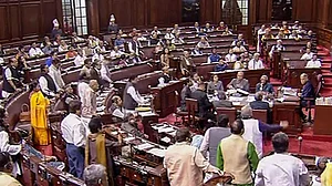 दिल्ली दंगे पर चर्चा के दौरान सरकार पर बिफरा विपक्ष, कहा- गृहमंत्री अपने घर में हिंसा का आनंद ले रहे थे