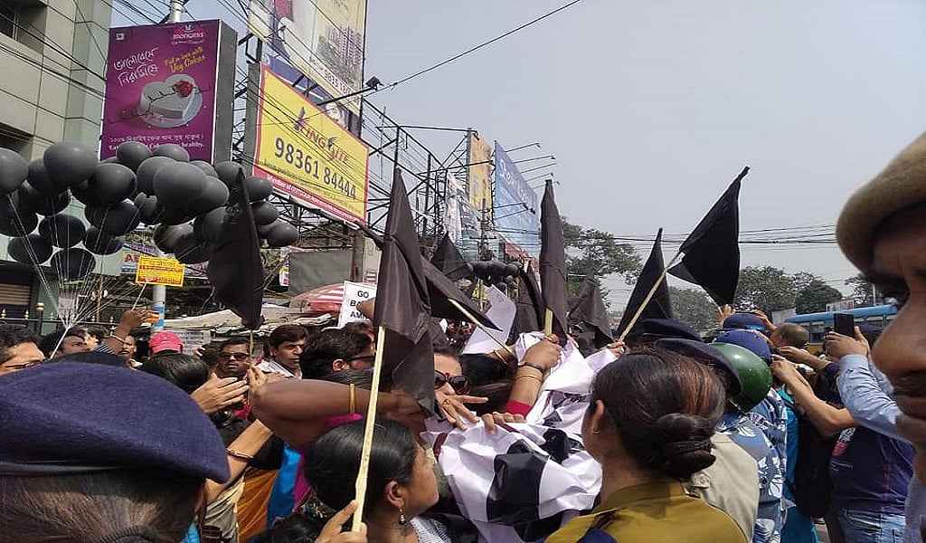 कोलकाता में ‘अमित शाह गो बैक’ के लगे नारे, गृह मंत्री शाह का जोरदार विरोध, काले झंडे लेकर सड़क पर उतरे लोग