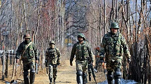 लॉकडाउन के बीच जम्मू-कश्मीर में बड़ा ऑपरेशन, 24 घंटे के भीतर 9 आतंकी ढेर, एक जवान शहीद, दो घायल