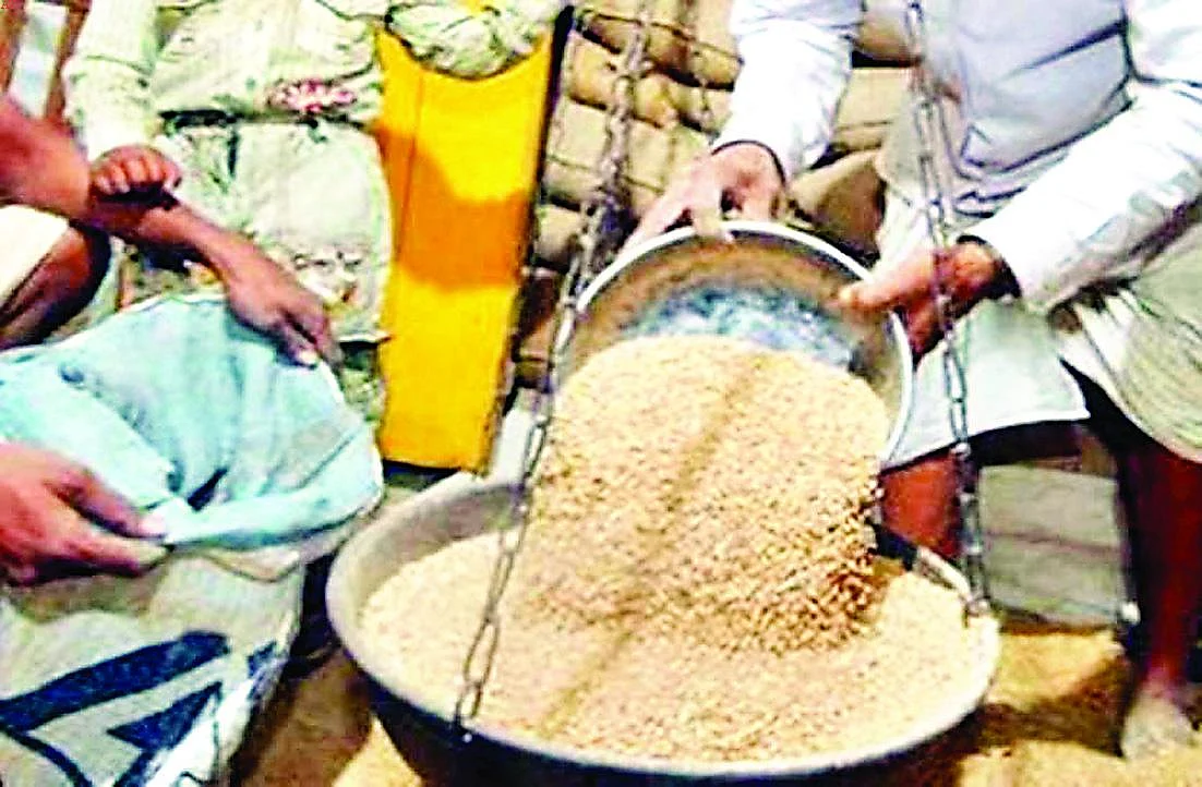 यूपी में लॉकडाउन के बीच में गरीबों के राशन पर मची है लूट, अफसर से लेकर कोटेदार सब शामिल!