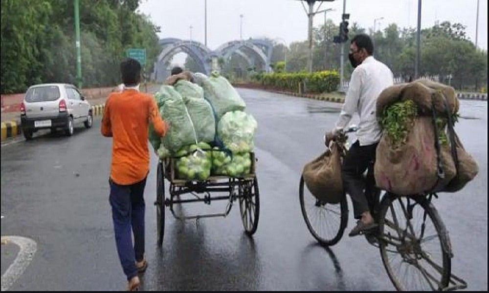 लॉकडाउन में भूख ने बदल दिया पेशा, मजबूरी में पंचर वाले बेच रहे सब्जी, सरकारी घोषणाओं का कहीं पता नहीं