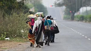 कोरोना लॉकडाउन: घर के लिए दिल्ली से पैदल निकले मजदूर पहुंचे मौत के आगोश में, अलीगढ़ में सड़क हादसे में गई जान