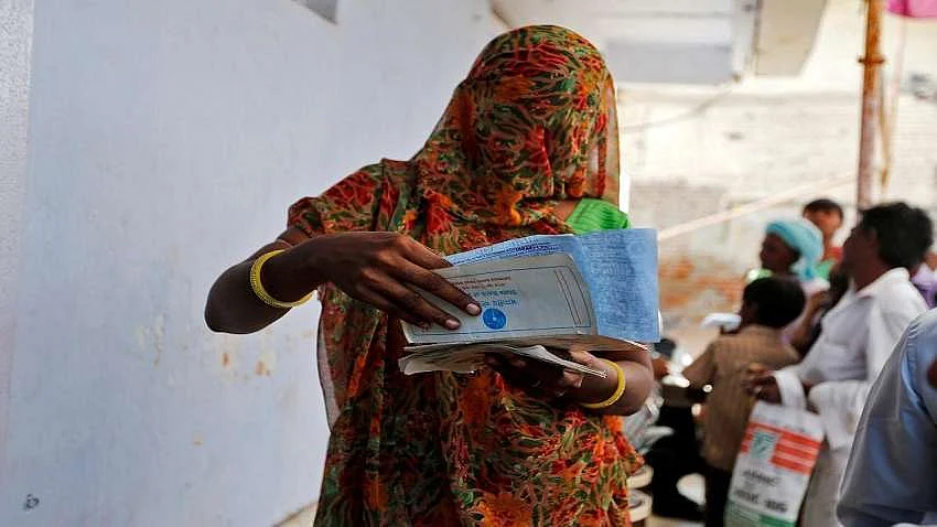 उत्तर प्रदेशः लॉकडाउन ने खोली वोट की फसल काटने वाली योजनाओं की पोल, संकट में भी गरीबों के हक पर जारी है डाका