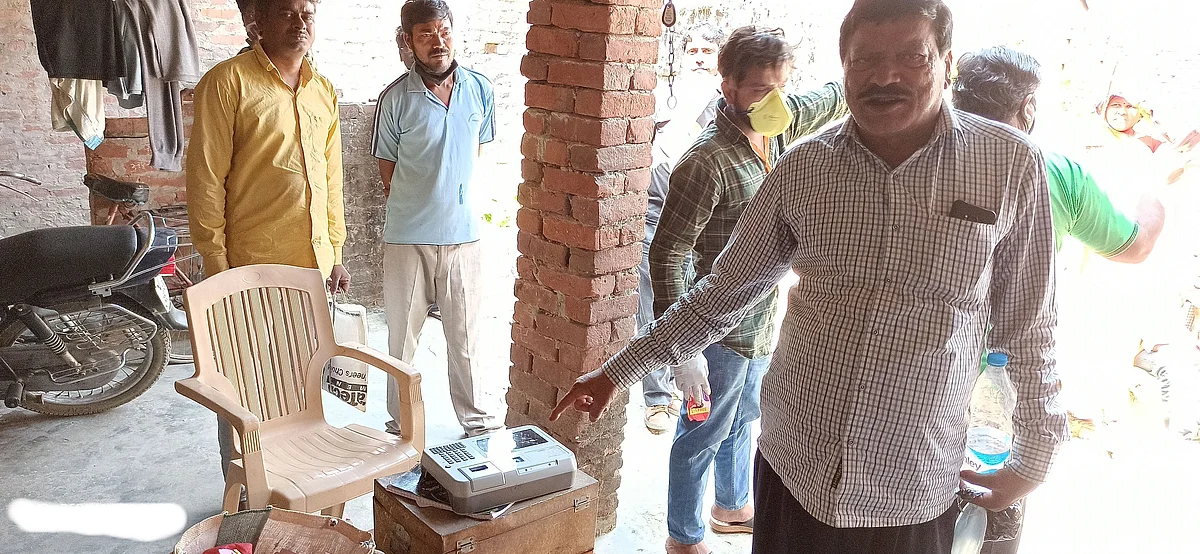 मेहनत से मिटी हाथों की लकीरों को पहचानने से इंकार कर रहीं मशीनें, कड़ी धूप में घंटों इंतजार कर भी नहीं मिल रहा राशन