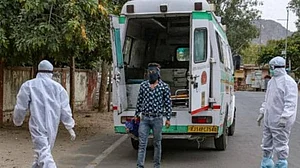 कोरोना लॉकडाउन में एंबुलेंस के सहारे खेल! मरीज की जगह बैठी मिली सवारियां, ड्राइवर सहित 9 गिरफ्तार