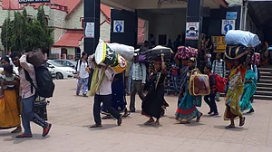 सर्वे: लॉकडाउन में 90% मजदूरों का छिना रोजगार, 94 फीसदी राहत योजना के नहीं हकदार, कई के पास तो बैंक खाते भी नहीं!