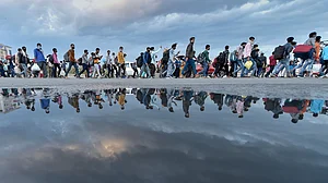 लॉकडाउन आंशिक तौर पर खुला भी तो लाखों भूखे-बेरोजगार मजदूरों का जीवन कैसे लौटेगा पटरी पर !