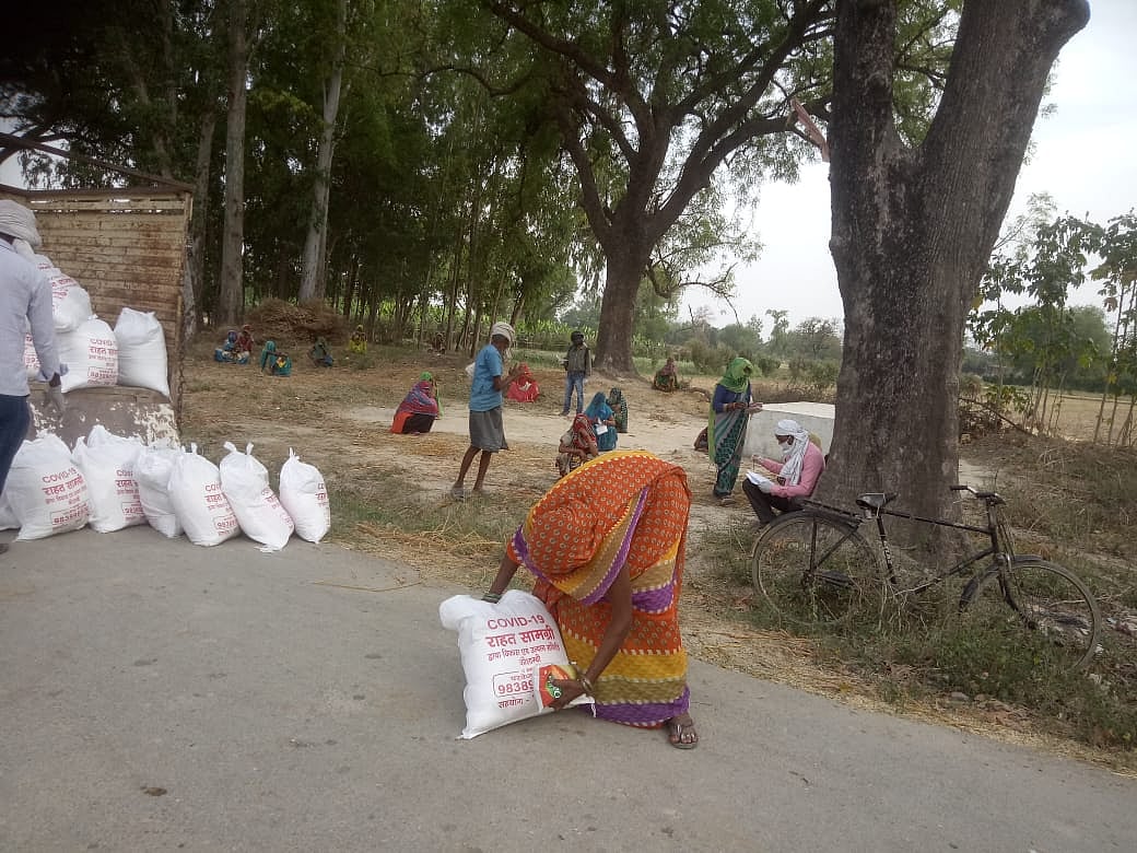 द्वाबा विकास एवं उत्थान समिति ने बांटी राहत सामाग्री