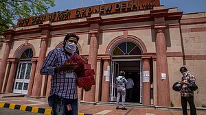 दिल्ली पर बढ़ा कोरोना का खतरा: राष्ट्रीय राजधानी का 80 फीसदी हिस्सा रेड ज़ोन में